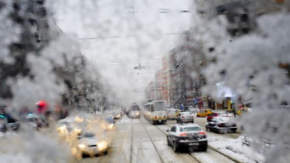 Ninsoare, ploi şi vânt puternic, de miercuri noapte până vineri. Vezi prognoza meteo