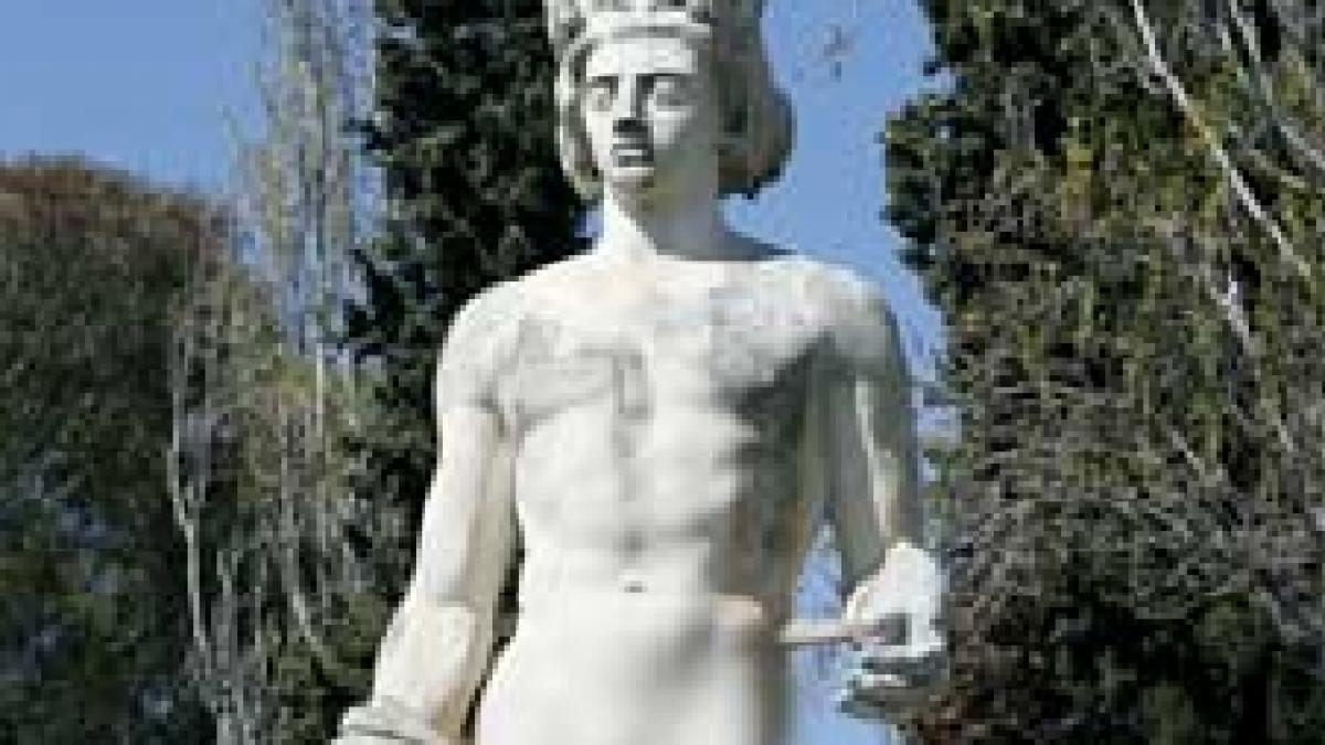 Statuia lui Apollo nud şi &quot;supradotat&quot; din Nisa, revine la locul ei de cinste