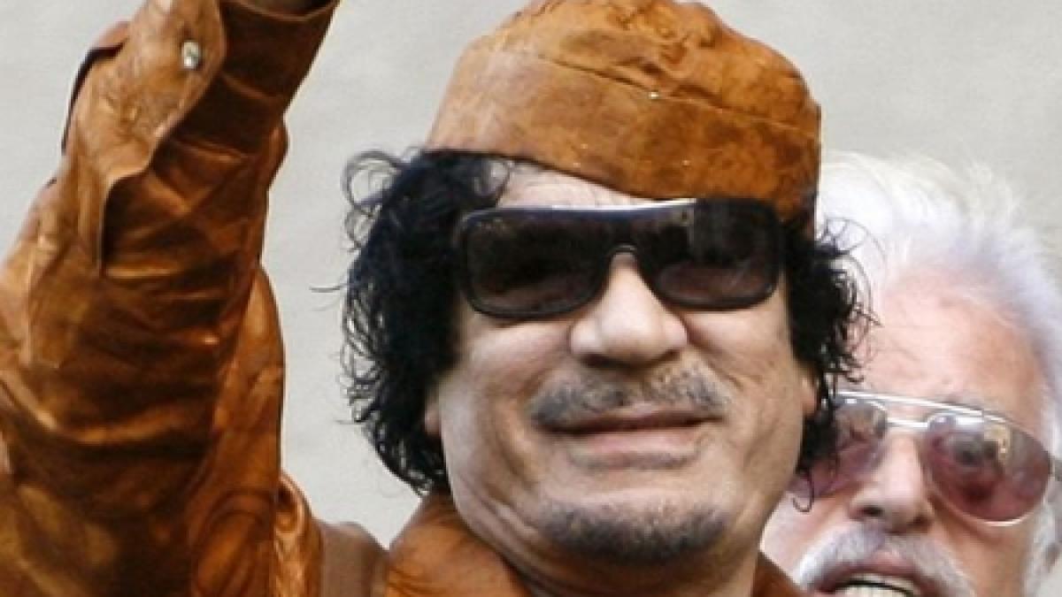 Muammar Gaddafi a făcut paradă prin Tripoli în timp ce avioanele NATO bombardau oraşul