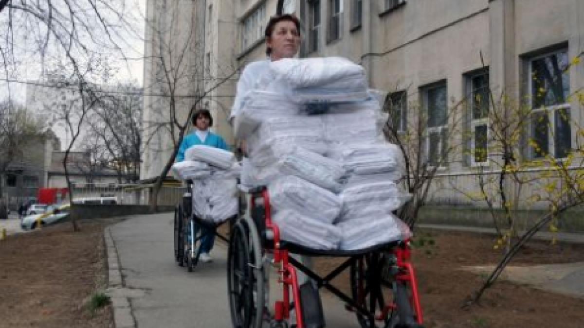 Mureş. Sute de oameni protestează faţă de închiderea spitalului din Sărmaşu