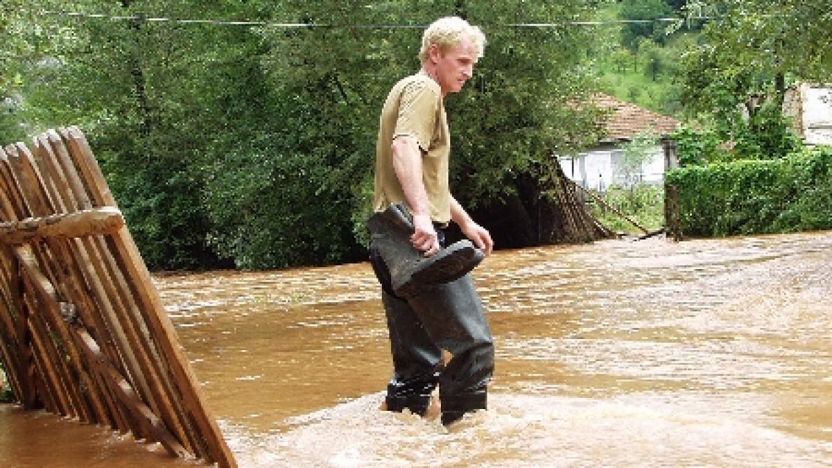 Peste 700 persoane izolate în judeţul Vaslui, din cauza viiturii