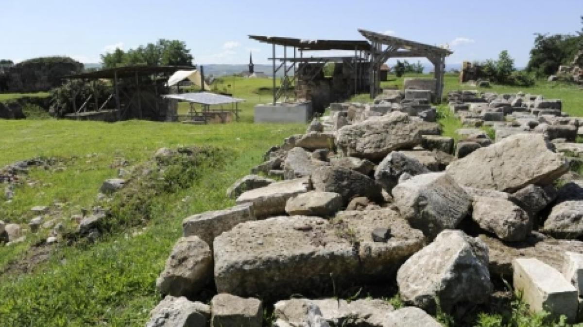 Ruinele unei biserici, descoperite de arheologi în Cetatea din Alba Iulia