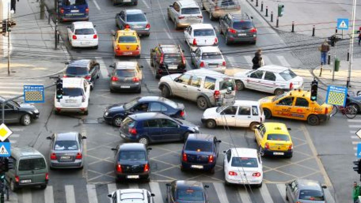 Trafic rutier în Bucureşti, anul 2011. Şoferii stau blocaţi în mijlocul intersecţiei