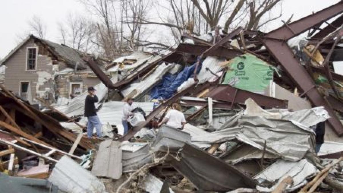 15 tornade au lovit SUA: Nouă morţi şi pagube de milioane de dolari. Vezi imaginile teribile