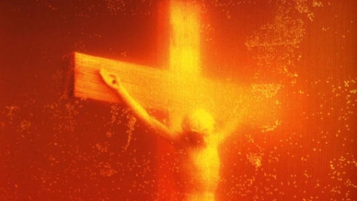 Fotografie cu un crucifix scufundat în urină, distrusă de un grup de ultraortodocşi