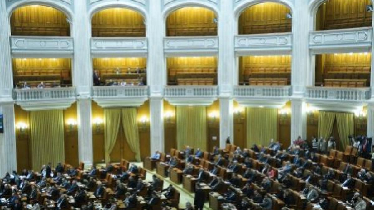 Guvernul îşi asumă răspunderea pentru noul Cod de dialog social şi salarizarea din Educaţie