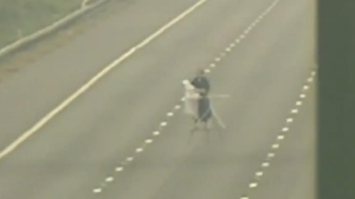 Sport extrem. Un bărbat îşi calcă o cămaşă pe cea mai circulată autostradă din Marea Britanie