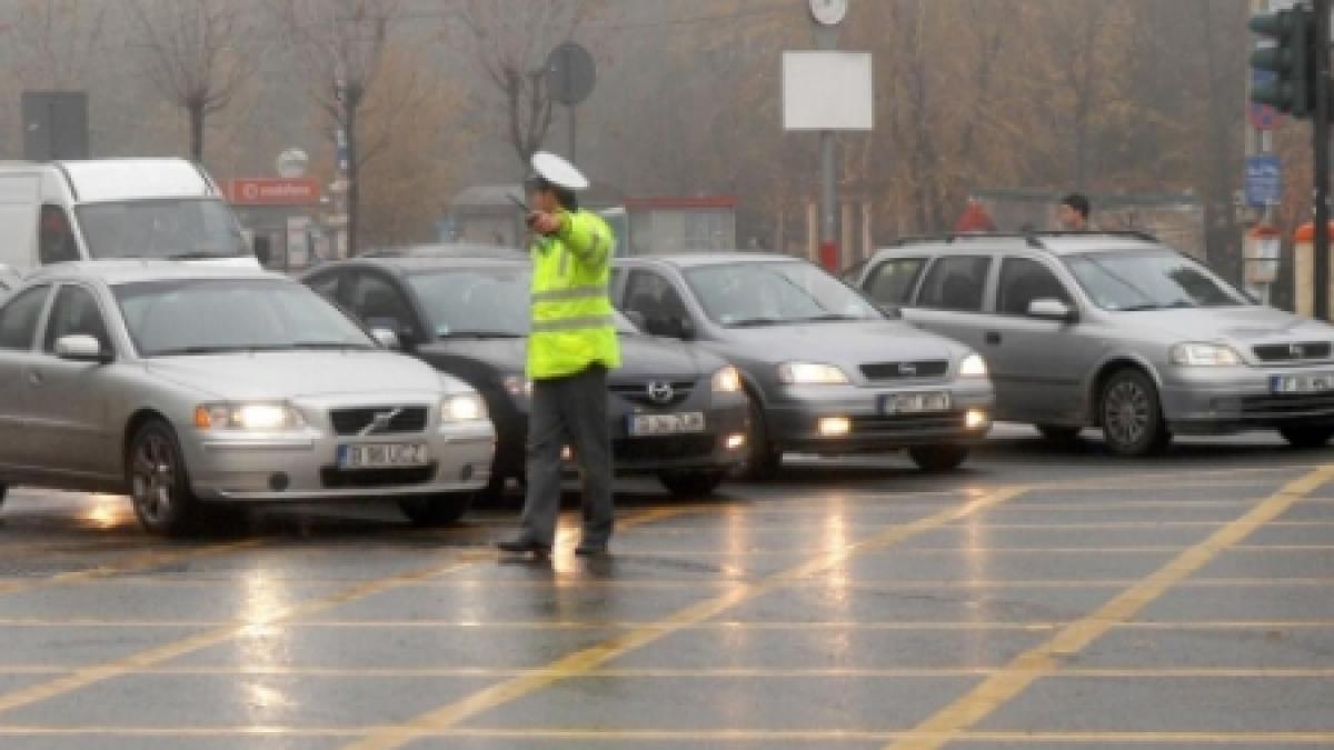 Un şofer nervos a luat pe capotă un poliţist care îl amendase