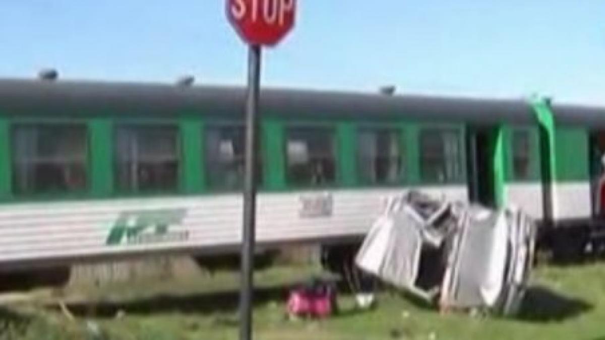 Maşină spulberată de tren: O şoferiţă începătoare a pus în pericol viaţa a patru oameni