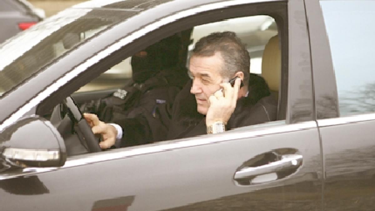 Rolls Royce-ul în care se afla Gigi Becali, vandalizat de suporteri după meciul Steaua-Dinamo