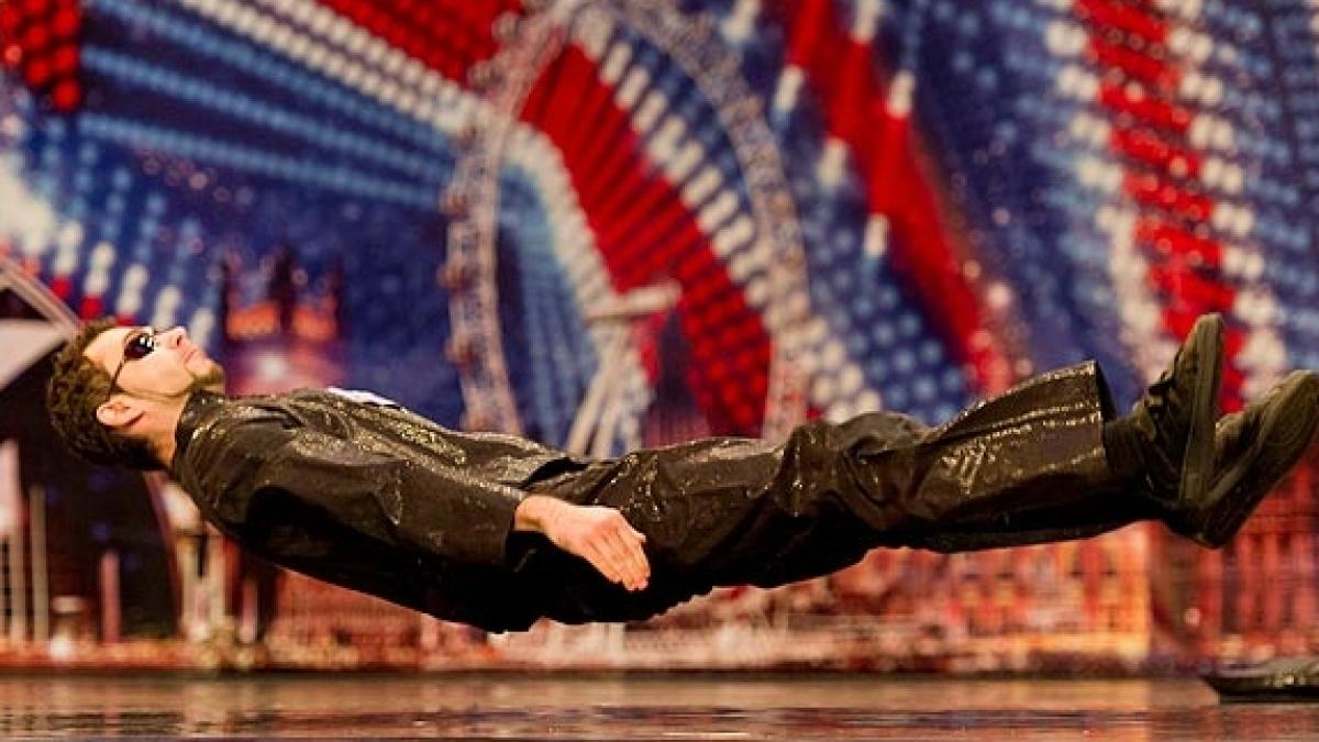 Un român care imită mişcările din Matrix face senzaţie la „Britain's Got Talent&quot;