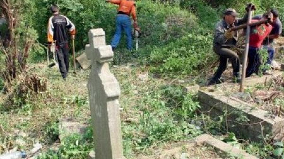 Tigări de contrabandă, descoperite într-o criptă dintr-un cimitir maramureşean