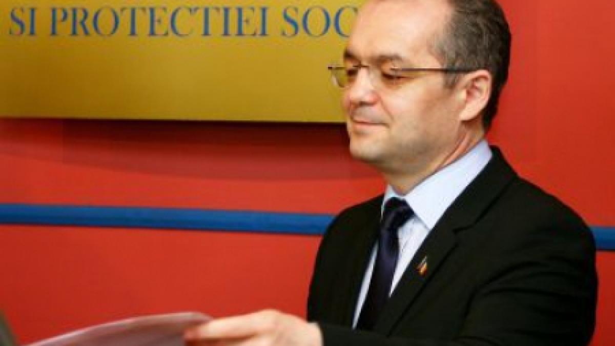 Premierul Emil Boc a plantat copaci în judeţul Bacău