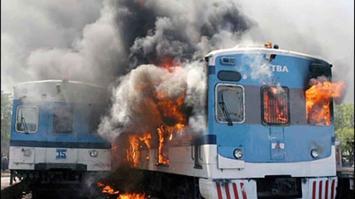 Argentina. Navetiştii au dat foc trenurilor din cauza unei întârzieri