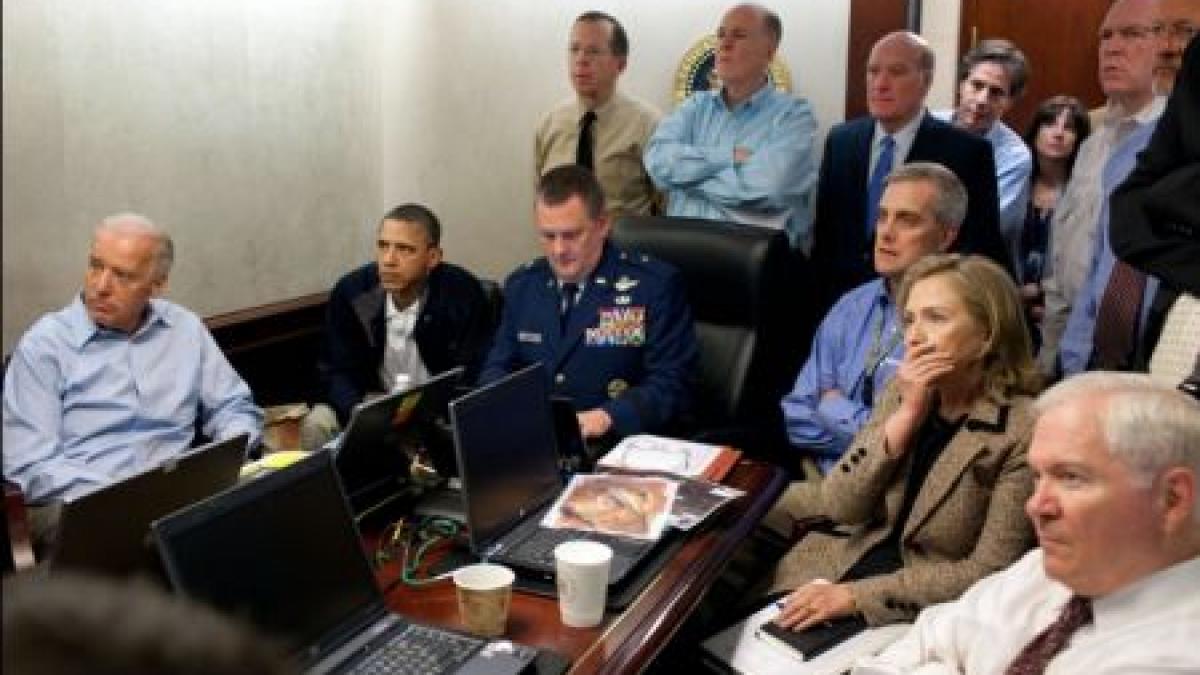 Fotografie cu Barack Obama şi Hillary Clinton urmărind în direct capturarea lui Osama bin Laden