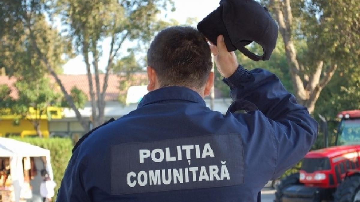 Poliţiştii dintr-un oraş vasluian, în uniformele de comunitari şi fără maşini, din lipsa banilor