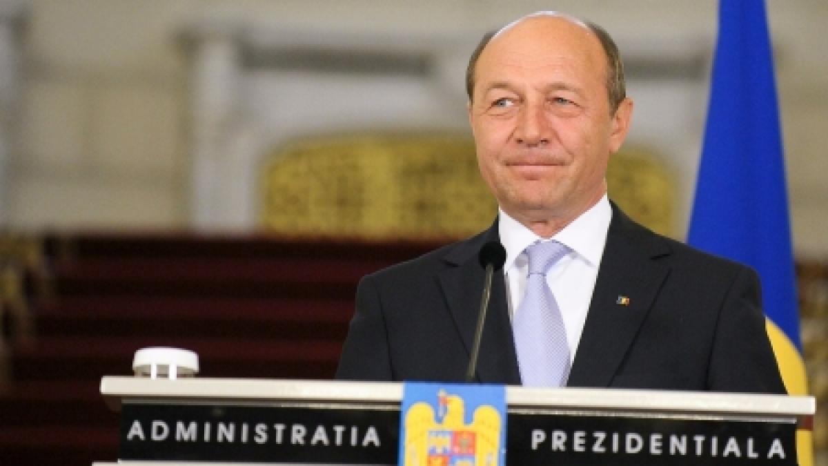 Preşedintele Băsescu a promulgat Legea salarizării profesorilor şi Legea codului de dialog social