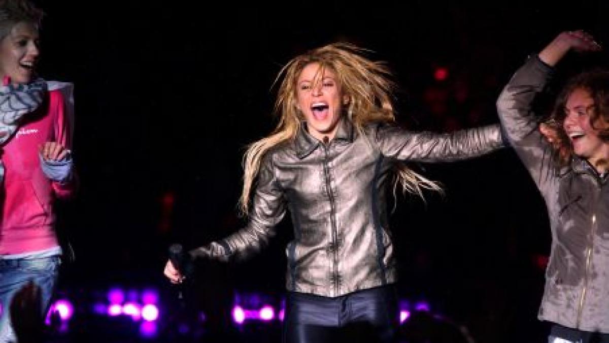 Shakira a cântat pentru peste 20.000 de fani uzi leoarcă