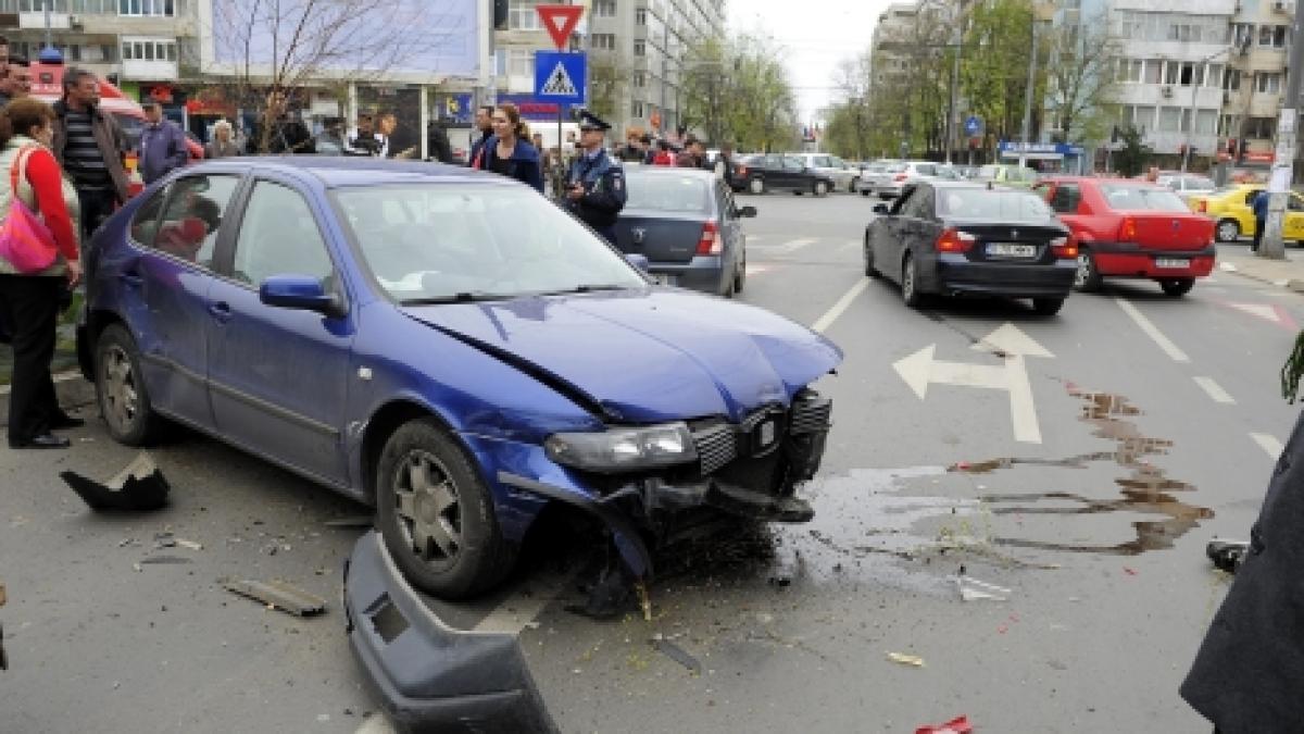 Doi morţi şi trei răniţi, în două accidente rutiere