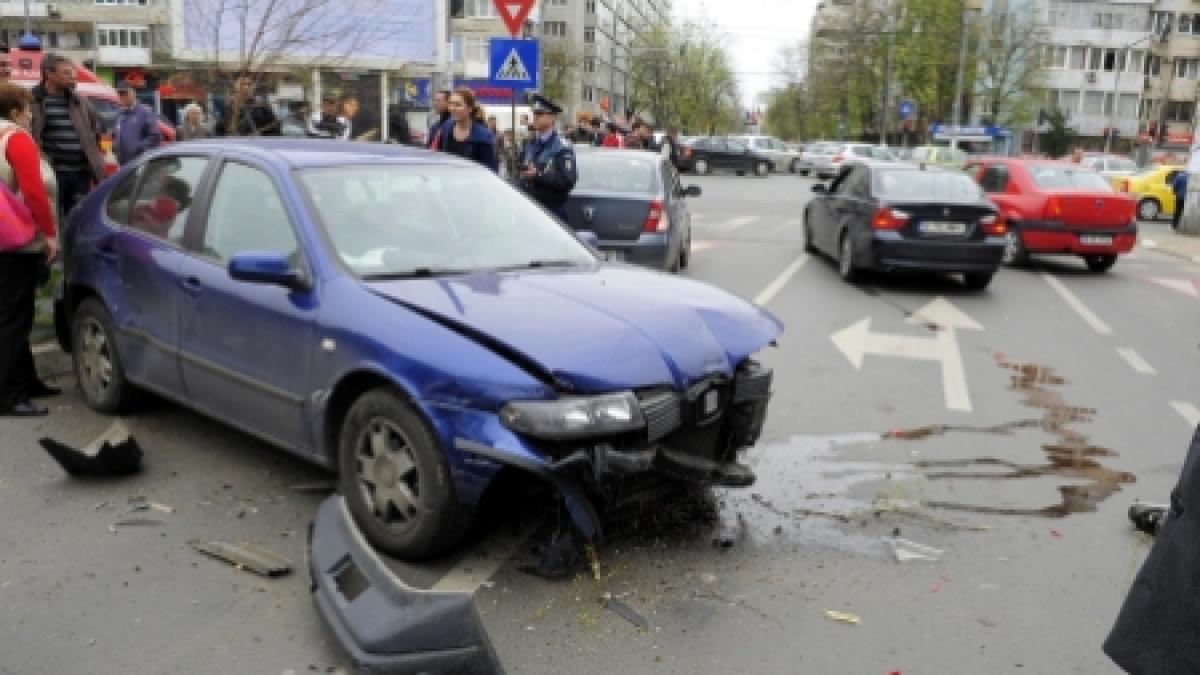 Accident cu maşina Poliţiei. Un tânăr la spital şi doi poliţişti răniţi grav