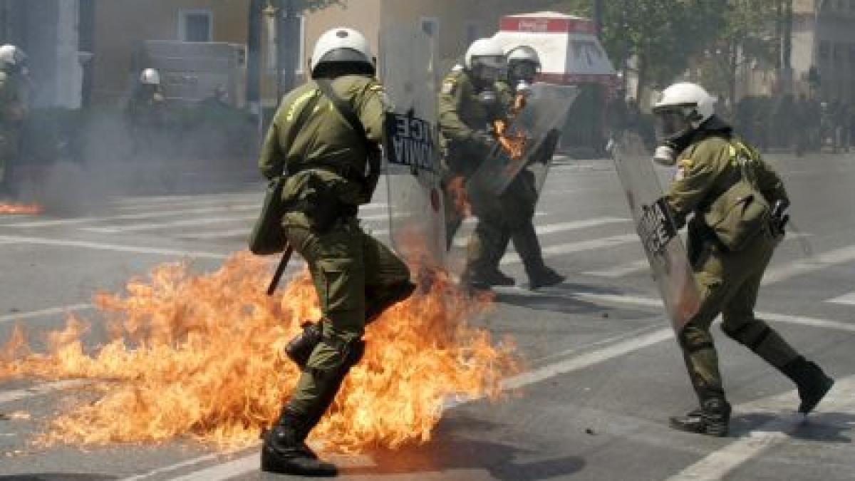 Confruntări violente în Atena, între protestatari şi forţele de ordine. Mai multe persoane au fost rănite