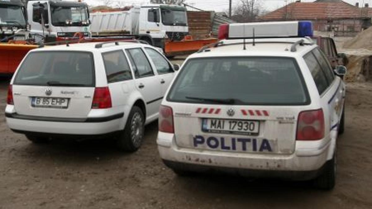 Doi poliţişti grav răniţi, după ce au trecut cu maşina de serviciu pe roşu 