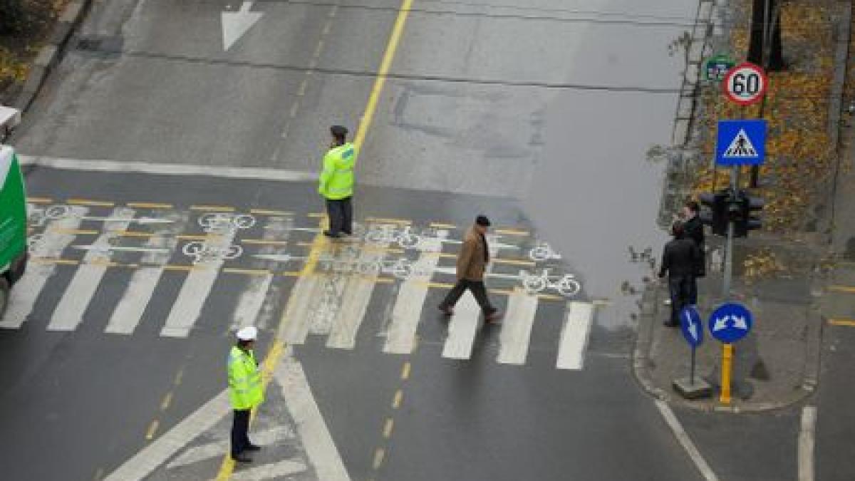 Imagini şocante: O femeie a fost lovită de un autocar pe trecerea de pietoni