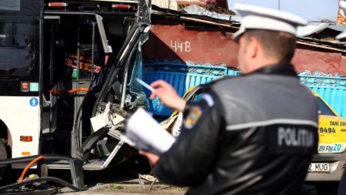 Un autobuz din Suceava a intrat într-o farmacie după ce şoferul a suferit un atac cerebral