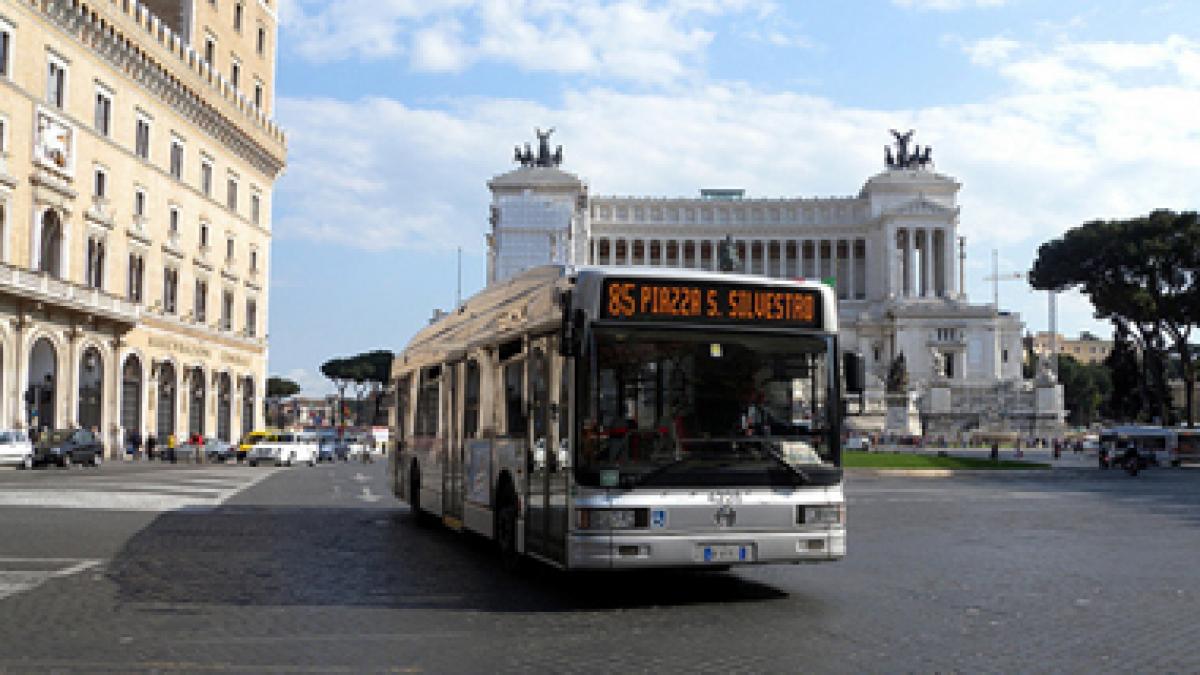 Roma. Un şofer conduce un autobuz cu coatele, în timp ce mânuieşte două telefoane mobile