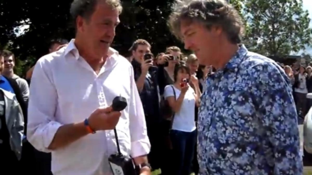 Jeremy Clarkson şi James May au împins o maşină electrică pe care o testau pentru Top Gear