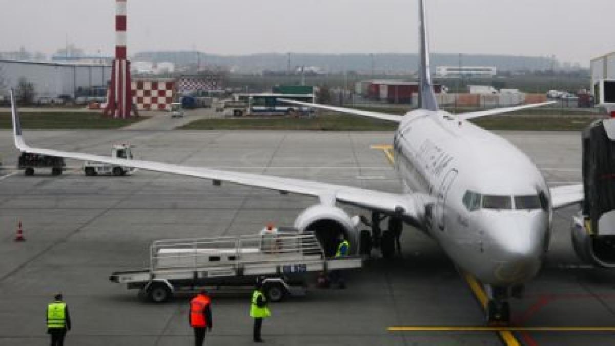 Un avion care venea de la Budapesta la Bucureşti s-a depresurizat