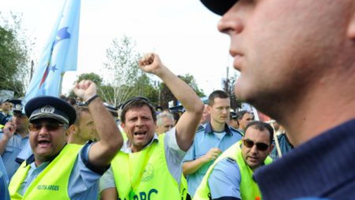 Protest în Capitală faţă de concedierea a peste 9.500 de poliţişti, jandarmi şi pompieri