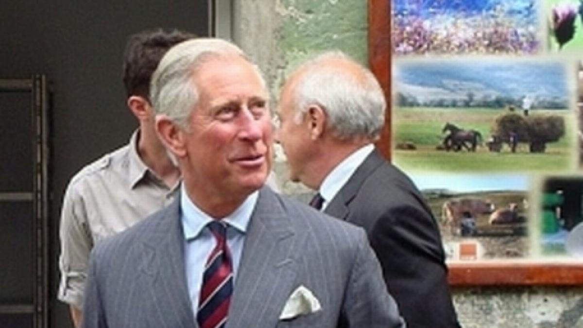 Prinţul Charles a învăţat să cosească, în vizita sa în România 