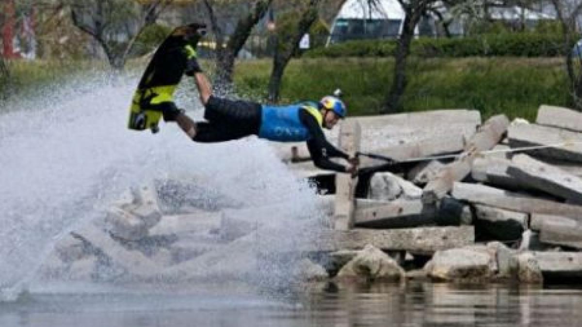 Un olandez a făcut wakeboarding tras de tren pe Lacul Techirghiol