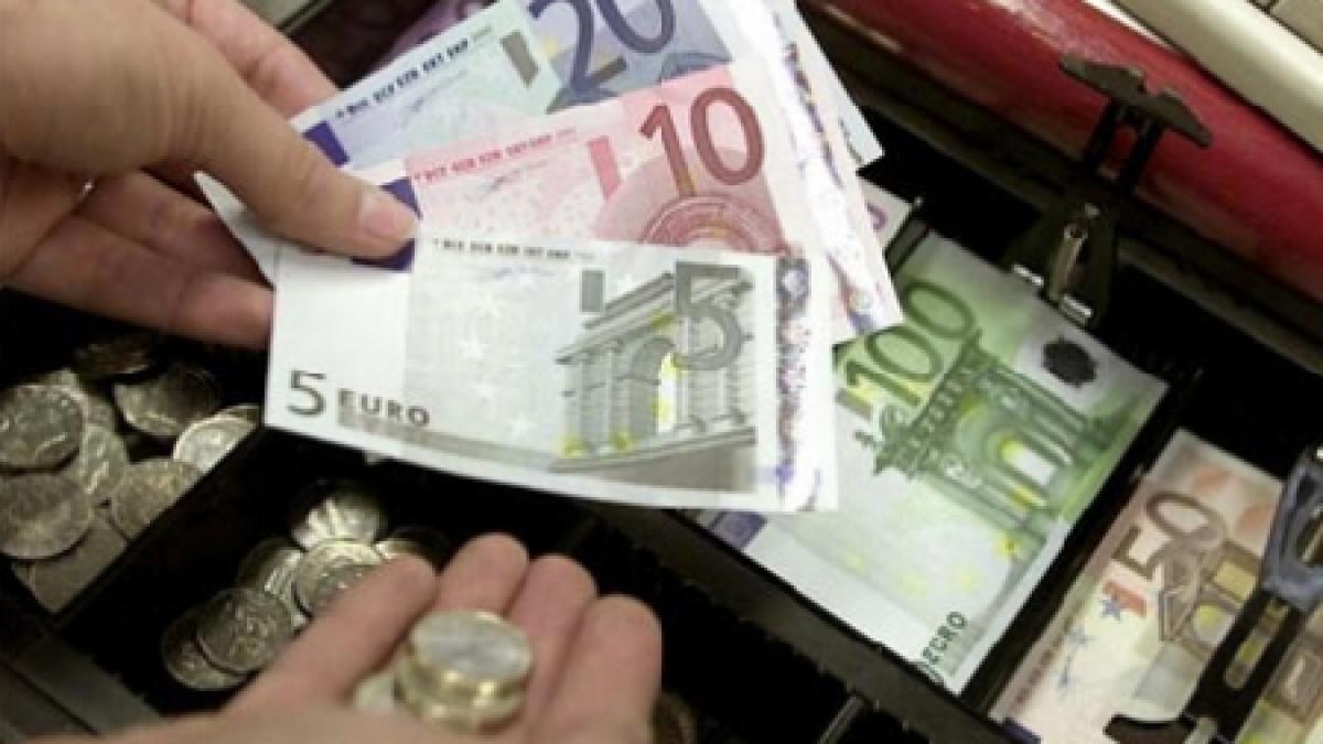 Leul se apreciază în raport cu euro şi dolar. Vezi cursul BNR