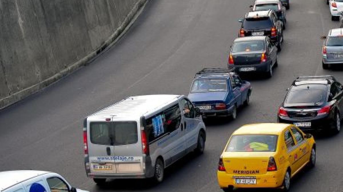 Jaf în trafic: Hoţii au fugit cu 200.000 de lei, după ce au blocat cu maşinile un alt autoturism