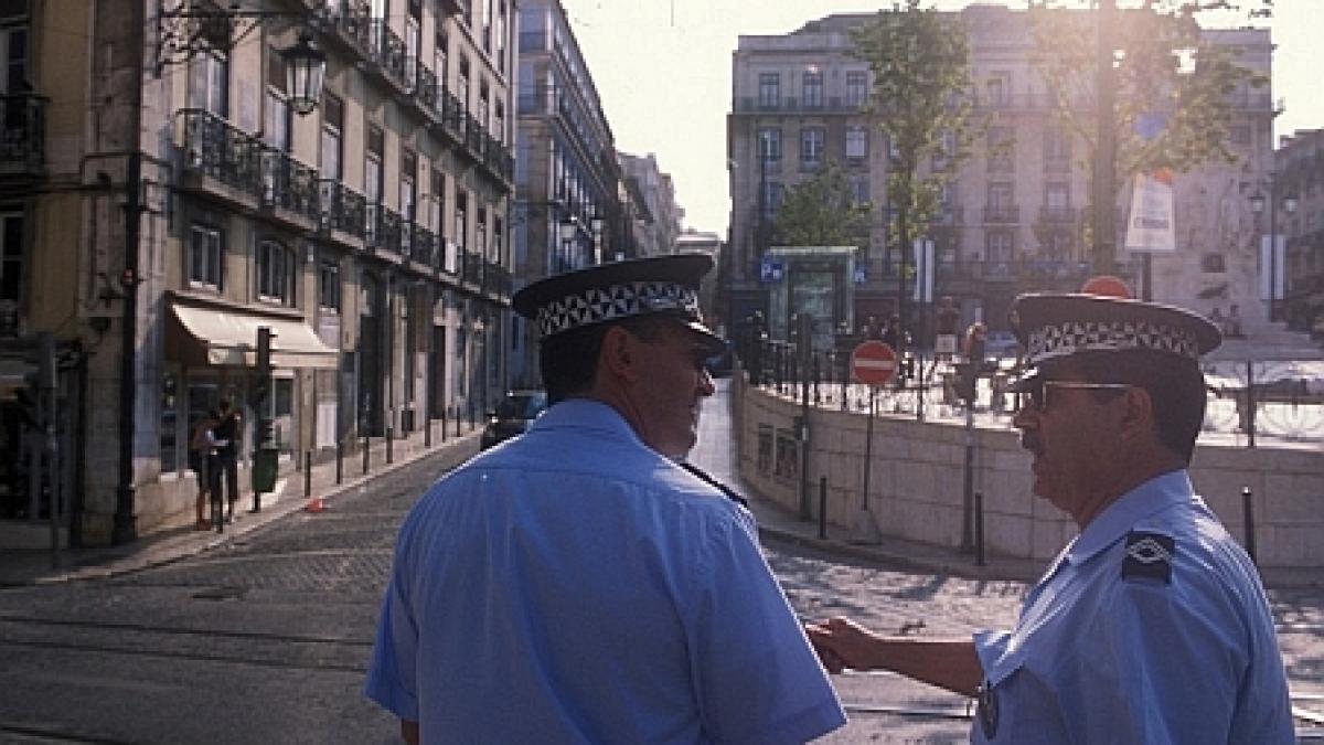 Români deghizaţi în poliţişti, arestaţi pentru furt în Barcelona. Ei au strâns 80.000 euro