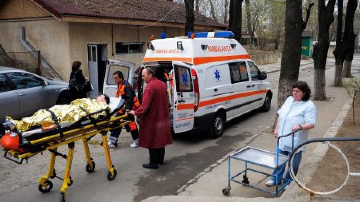 Mort din cauza vitezei: Un bărbat şi-a pierdut viaţa, după ce s-a răsturnat cu maşina într-un pârâu