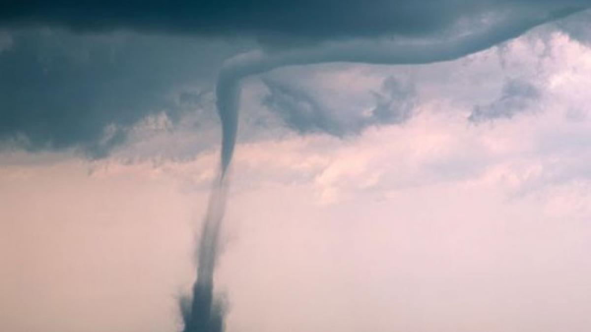 Spectaculos. O tornadă s-a format în mijlocul apei, în apropiere de coastele Australiei