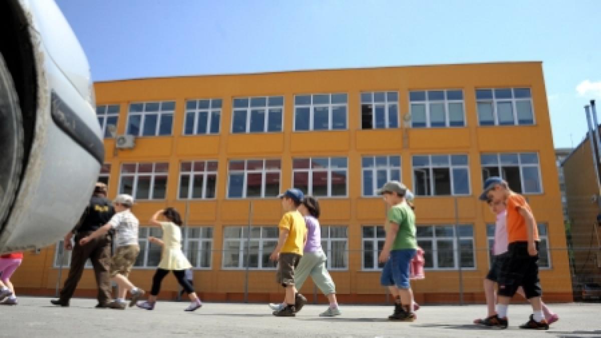 Un elev de 10 ani a fost tuns cu forţa, în faţa clasei, de învăţătoarea lui