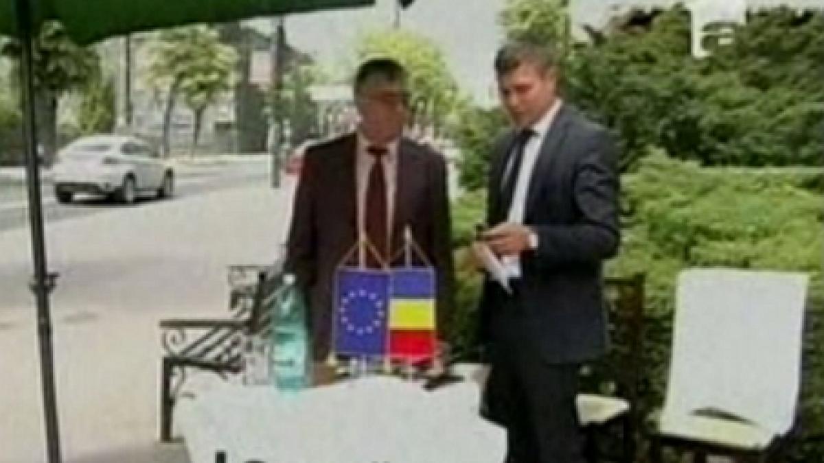 Vicepreşedinţii CJ Iaşi protestează cu birourile în stradă