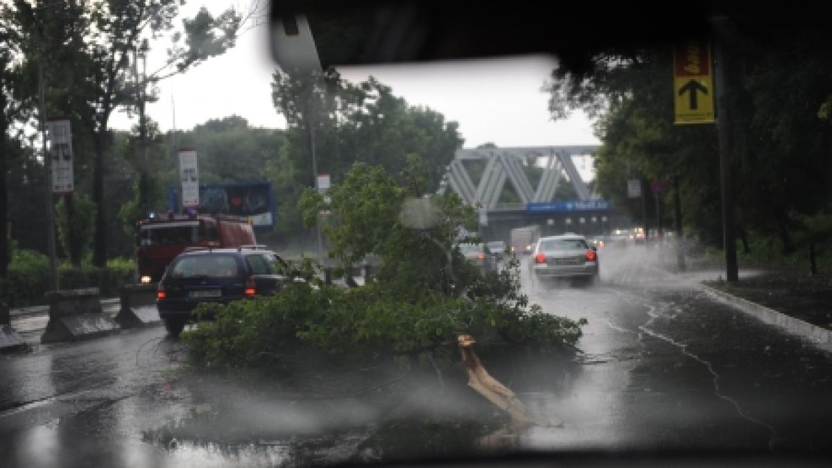 Avertizare meteo pentru Bucureşti şi Braşov: grindină şi ploi torenţiale