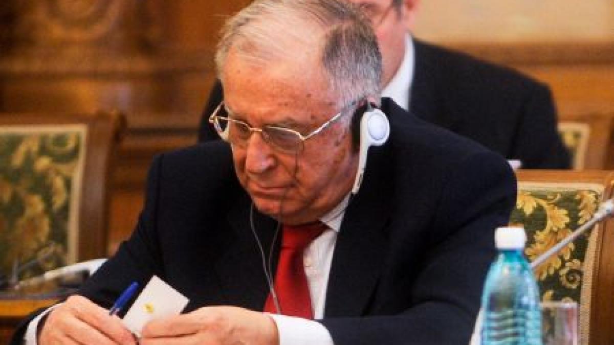 Ion Iliescu: Propunerea preşedintelui de revizuire a Constituţiei, nedemocratică