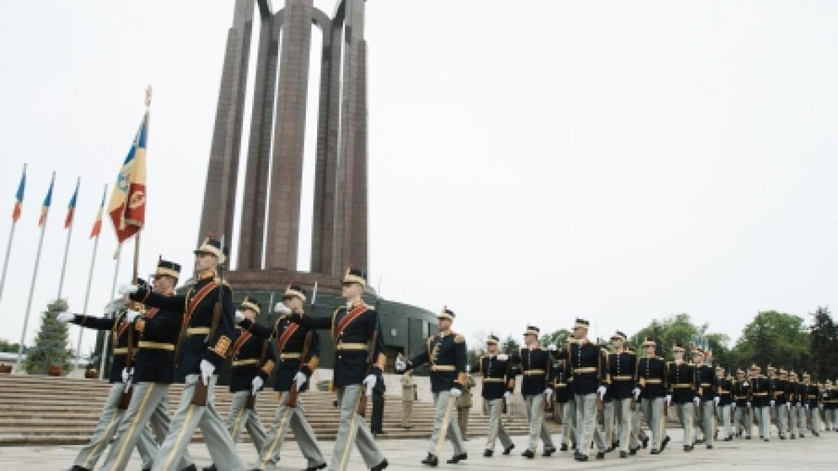 MApN organizează ceremonii militare şi religioase de Ziua Eroilor