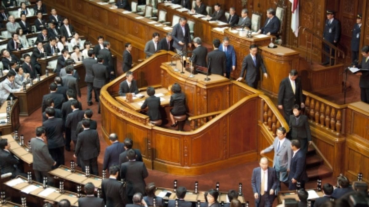 Premierul Japoniei a supravieţuit unei moţiuni de cenzură în Parlament