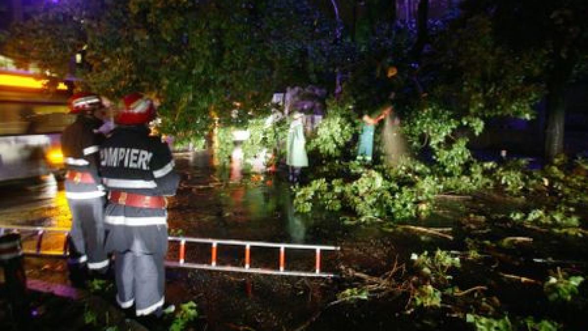 Furtunile au făcut ravagii în ţară: Străzi inundate şi blocaje în trafic. Vezi prognoza meteo de weekend