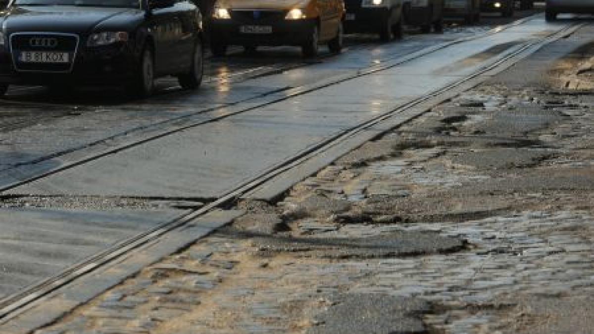 Un drum reabilitat în 2010 s-a surpat pe o lungime de jumătate de kilometru