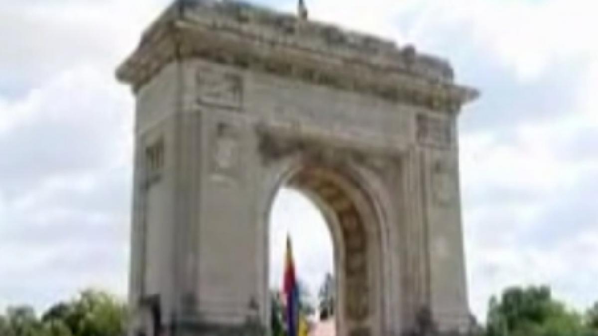 Arcul de Triumf din Bucureşti, devenit un monument &quot;verde&quot; al buruienilor şi igrasiei