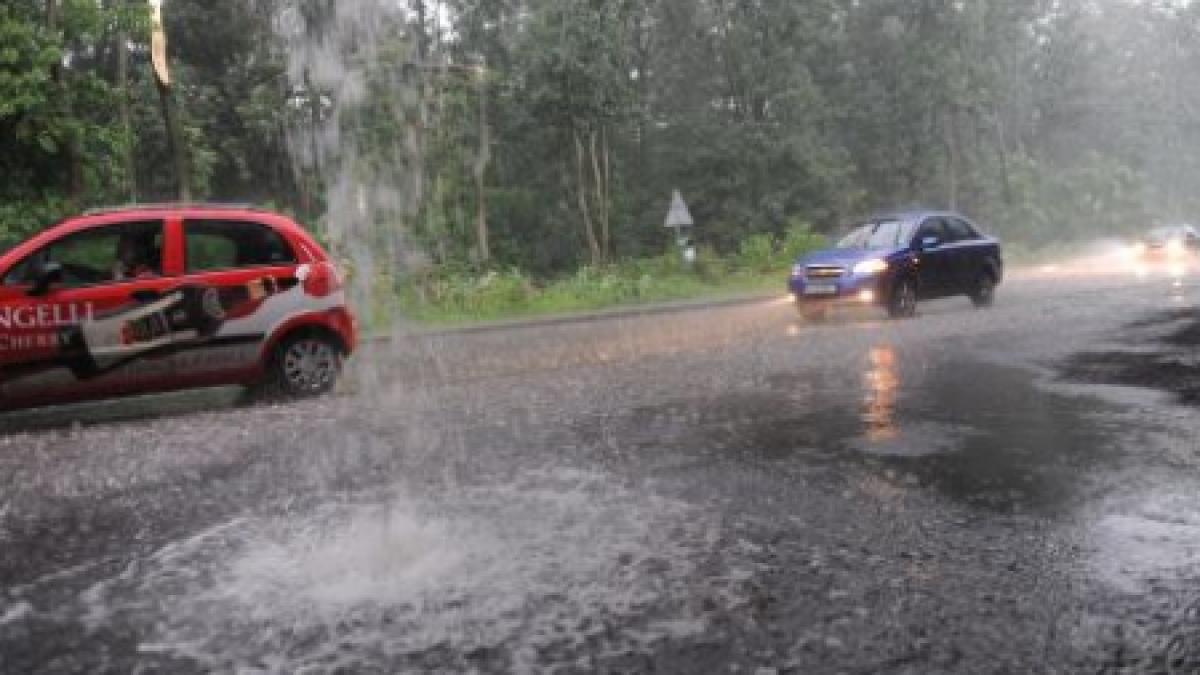 Grindina a spart geamurile caselor şi a avariat maşini în Rucăr