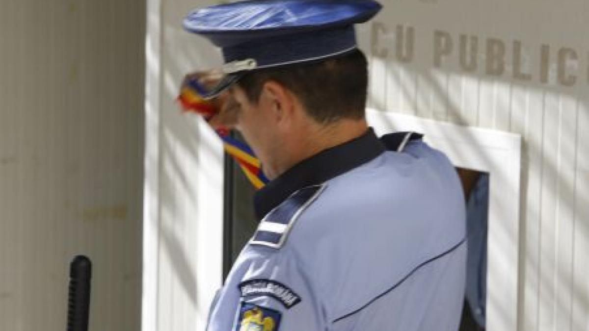 Un poliţist a fost bătut de un tânăr pe care l-a arestat pentru furt